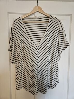 GAP Black & White Striped V-Neck Short Sleeve Top